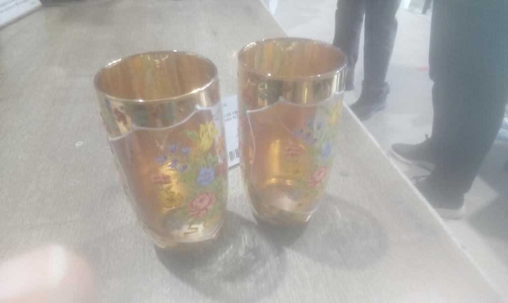 PAIRE DE VERRE DECOR PEINT AVEC FLEUR EN RELIEF