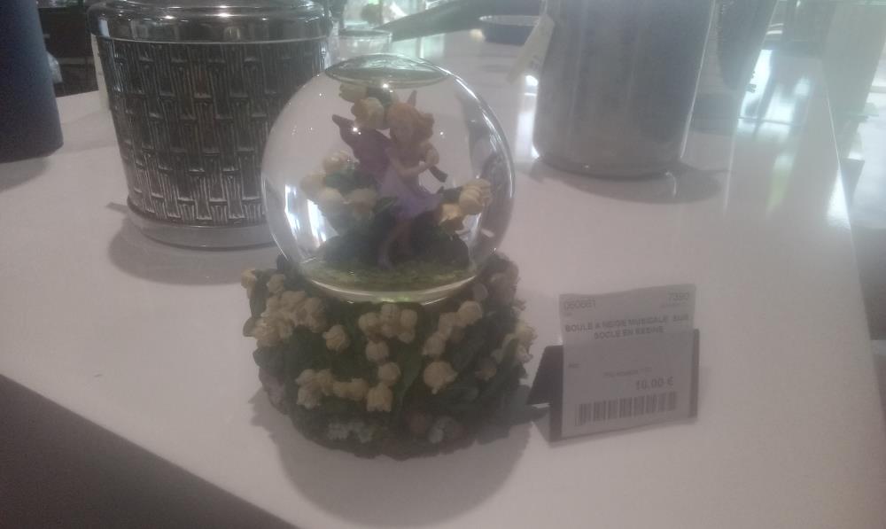 BOULE A NEIGE MUSICALE  SUR SOCLE EN RESINE