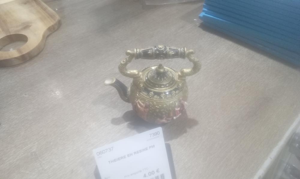 THEIERE EN RESINE PM