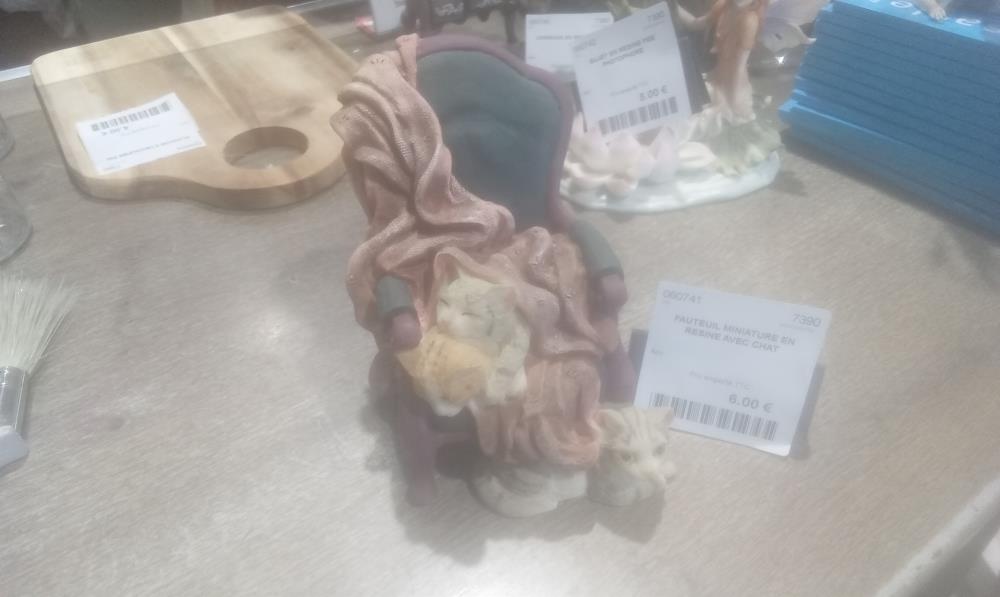 FAUTEUIL MINIATURE EN RESINE AVEC CHAT
