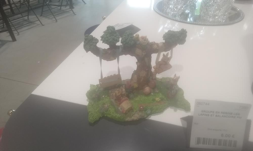 GROUPE EN RESINE LES LAPINS ET BALANCOIRE PM