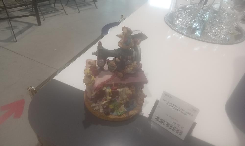 BOITE MUSICALE MACHINE A COUDRE EN RESINE