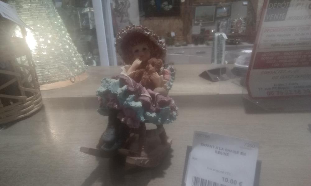 ENFANT A LA CHAISE EN RESINE