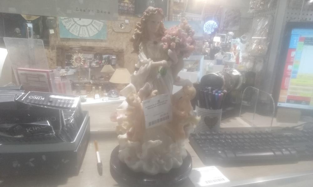 ELEGANTE AU BOUQUET EN RESINE GM  AVEC ANGE