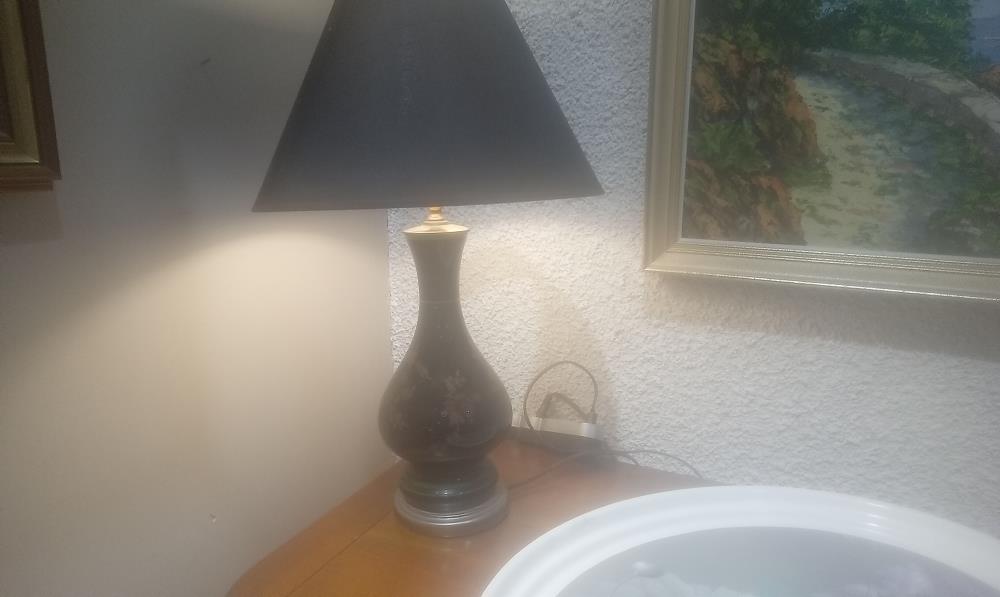 LAMPE  PORCELAINE DECOR AU PAON +ABATJOUR NOIR