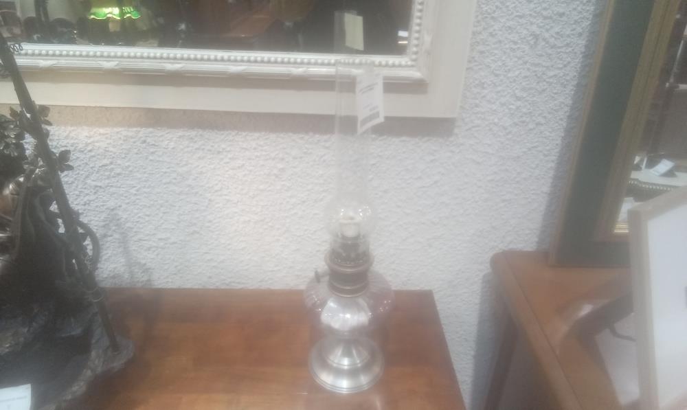 LAMPE A PETROLE SOCLE ETAIN ET VERRE
