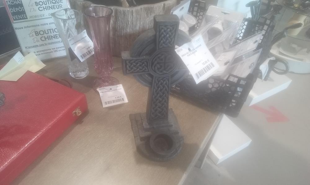 CROIX CELTIQUE EN RESINE PORTE BOUGIE