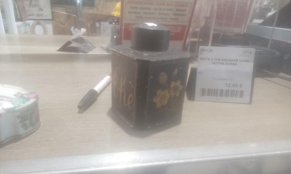 BOITE A THE ANCIENNE NOIRE MOTIFS DORES