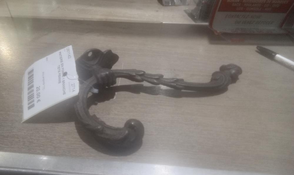 PATERE EN FONTE 1 BRANCHE TETE FEMME