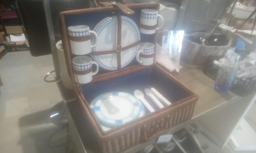 VALISE DE PIQUE NIQUE AVEC VAISSELLE EN PVC