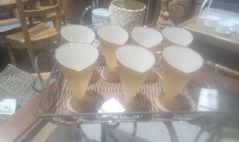 LOT DE COUPES EN VERRE A GLACE FORME CORNET