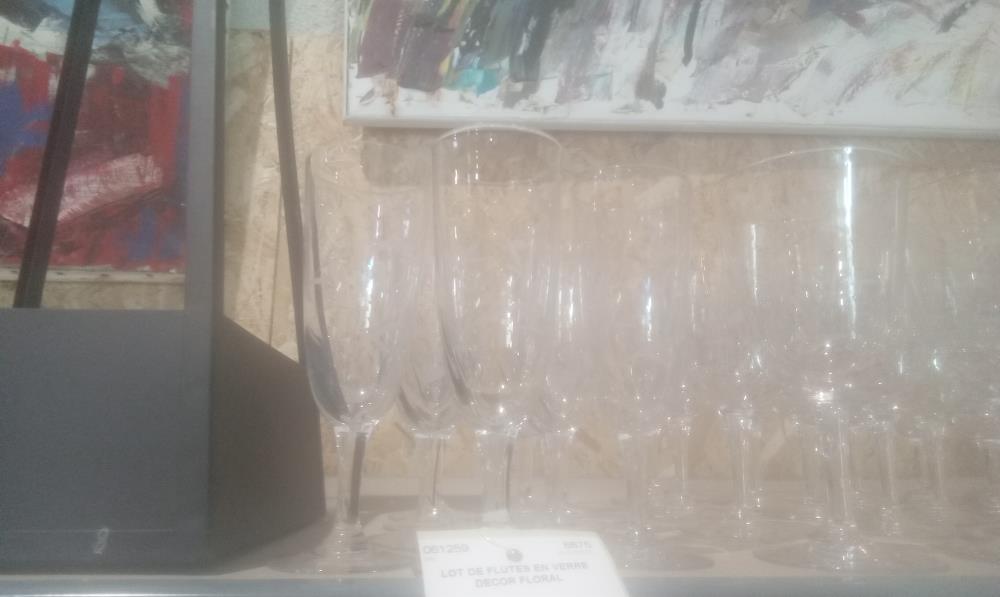 LOT DE FLUTES EN VERRE DECOR FLORAL