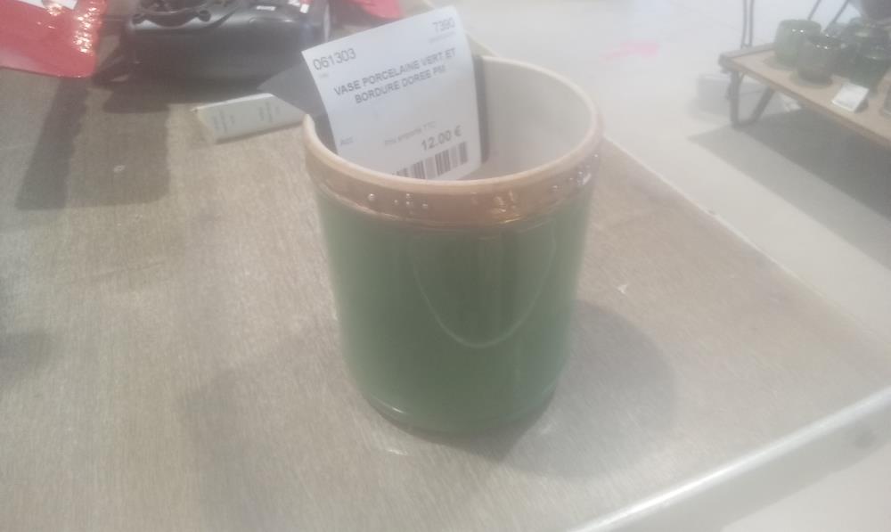 VASE PORCELAINE VERT ET BORDURE DOREE PM