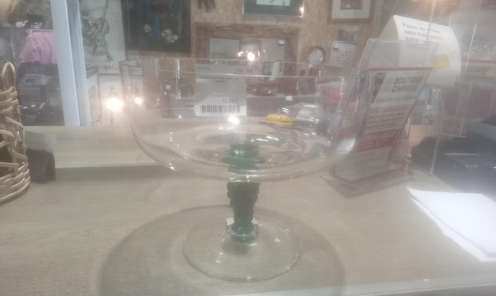 COUPE SUR PIED VERT EN VERRE