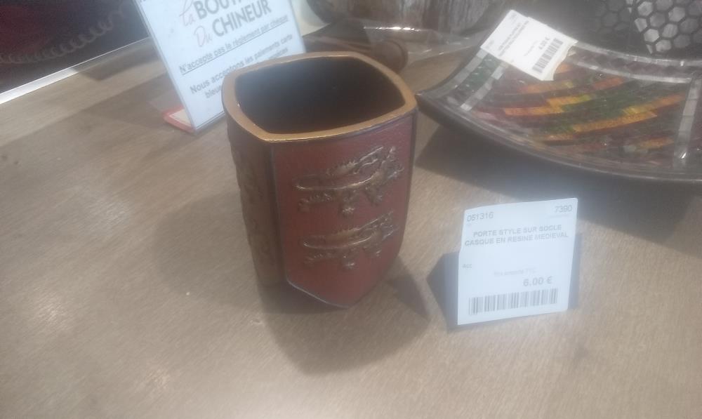 PORTE STYLE SUR SOCLE CASQUE EN RESINE MEDIEVAL