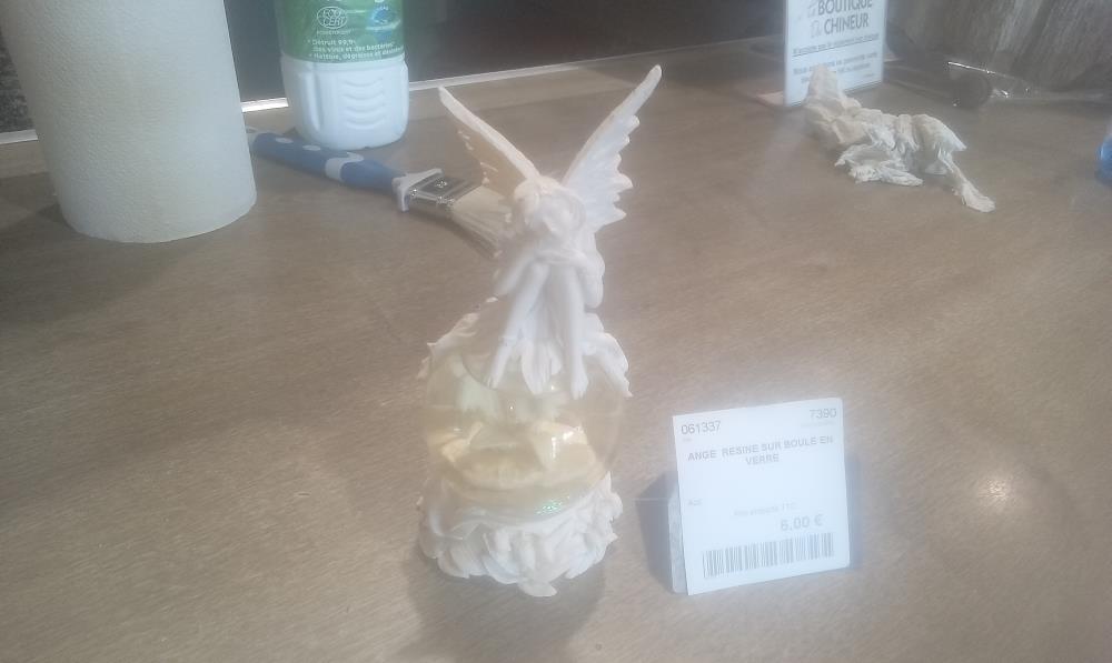 ANGE  RESINE SUR BOULE EN VERRE