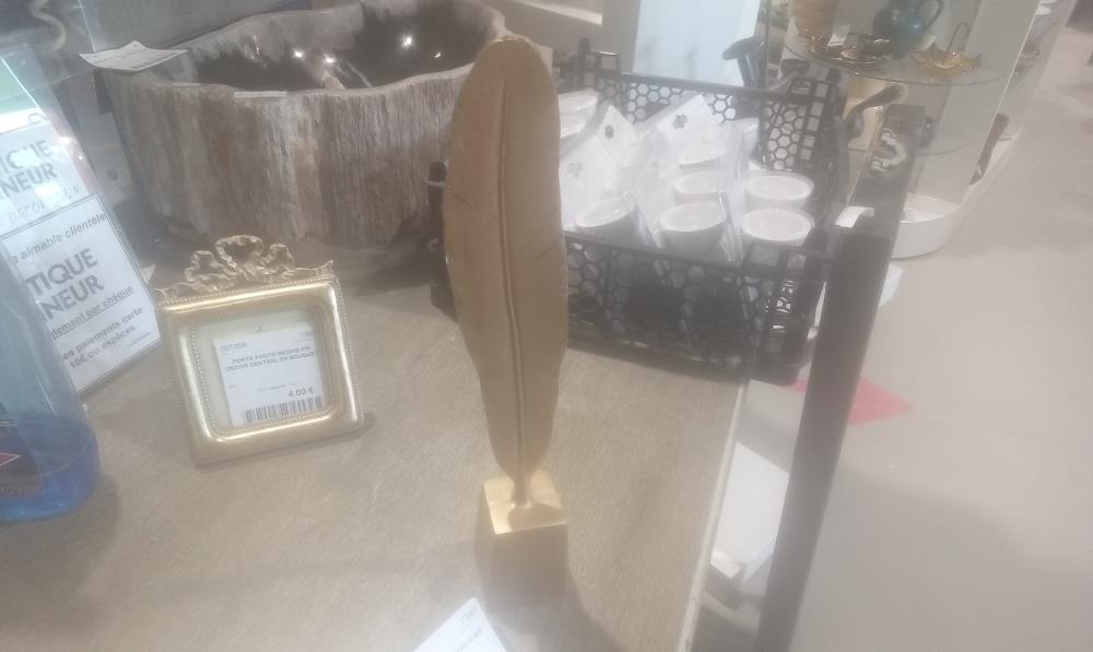 PLUME DORE SUR SOCLE EN RESINE
