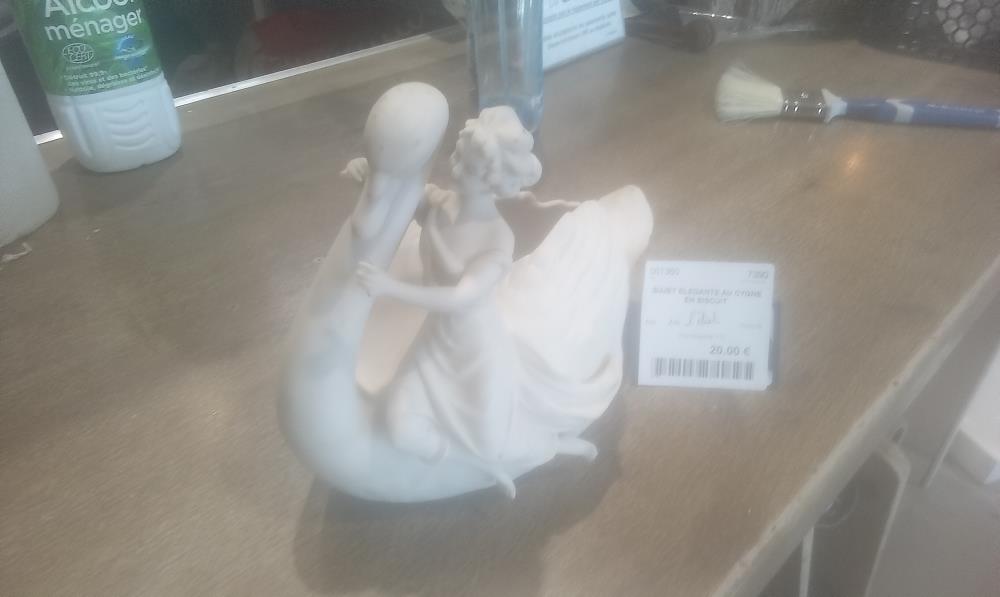 SUJET ELEGANTE AU CYGNE EN BISCUIT