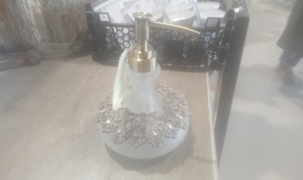 FLACON EN VERRE ET STRASSE SDB