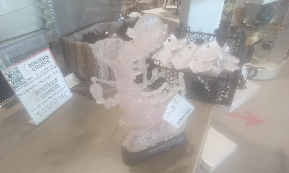 ELEGANTE SUR SOCLE EN RESINE