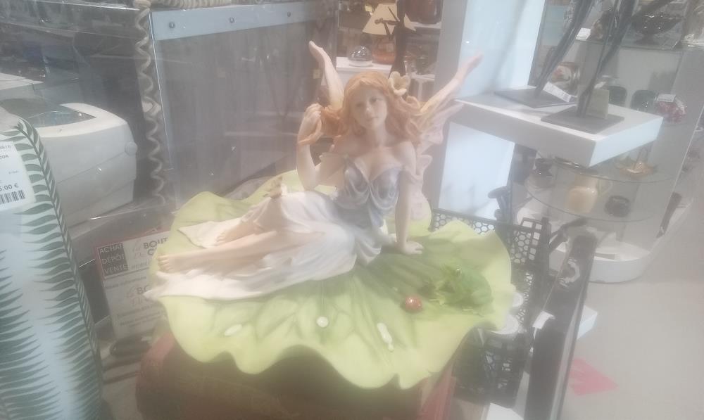 ELEGANTE RESINE SUR UN NENUPHAR GM