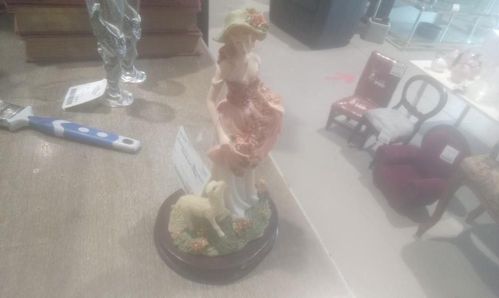 ELEGANTE ET SON MOUTON EN RESINE SUR SOCLE