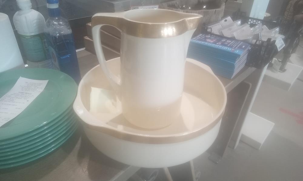 BASSIN+BROC CERAMIQUE BORDURE DOREE VILLEROY ET BOCH MODELE BOSNIA