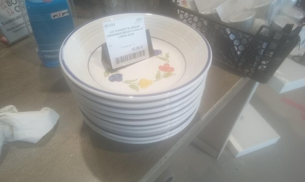 LOT D'ASSIETTE CREUSE CERAMIQUE DECOR FLORAL ET LISERAI BLEU