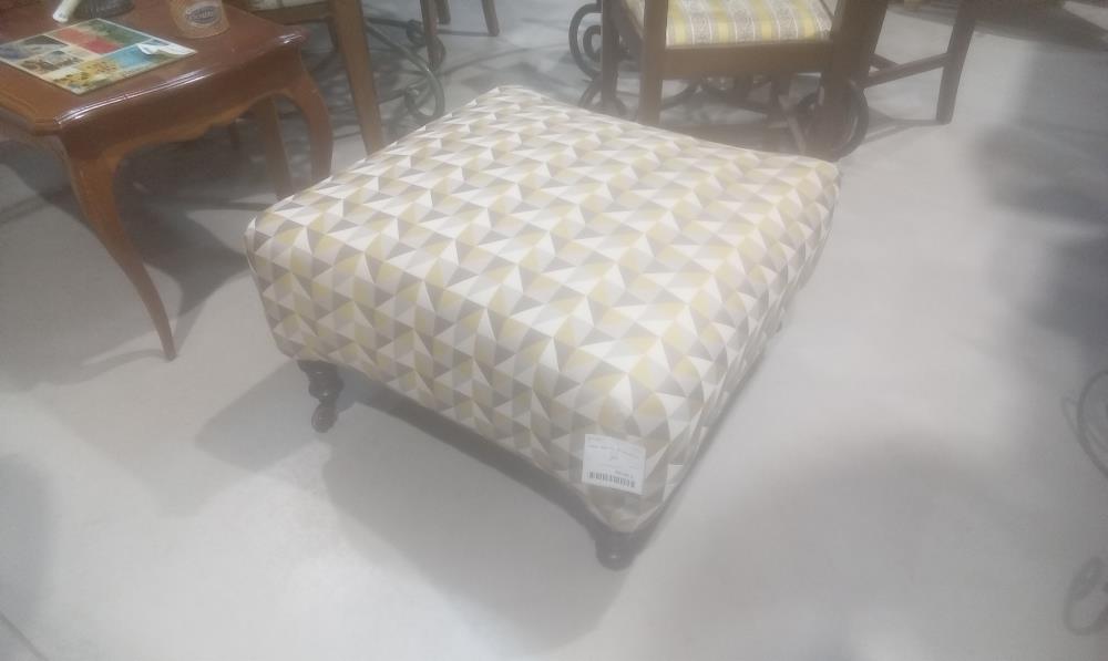 POUF 1900 TISSUS JAUNE ET GRIS