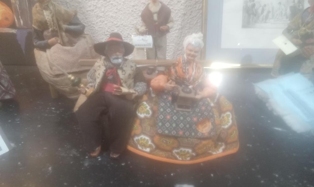 COUPLE DE SANTONS ASSIS SUR UN BANC