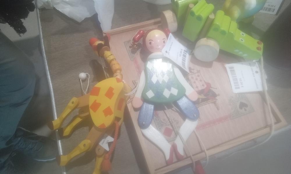 JEU A TIRER  BOIS FILLE