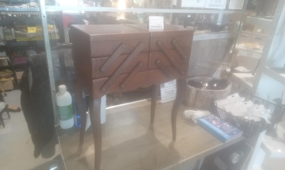 TRAVAILLEUSE RUSTIQUE