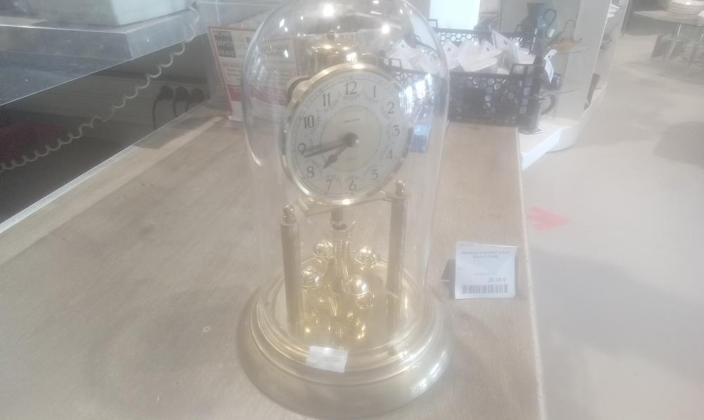 PENDULE FLEUVERT A PILE SOUS CLOCHE