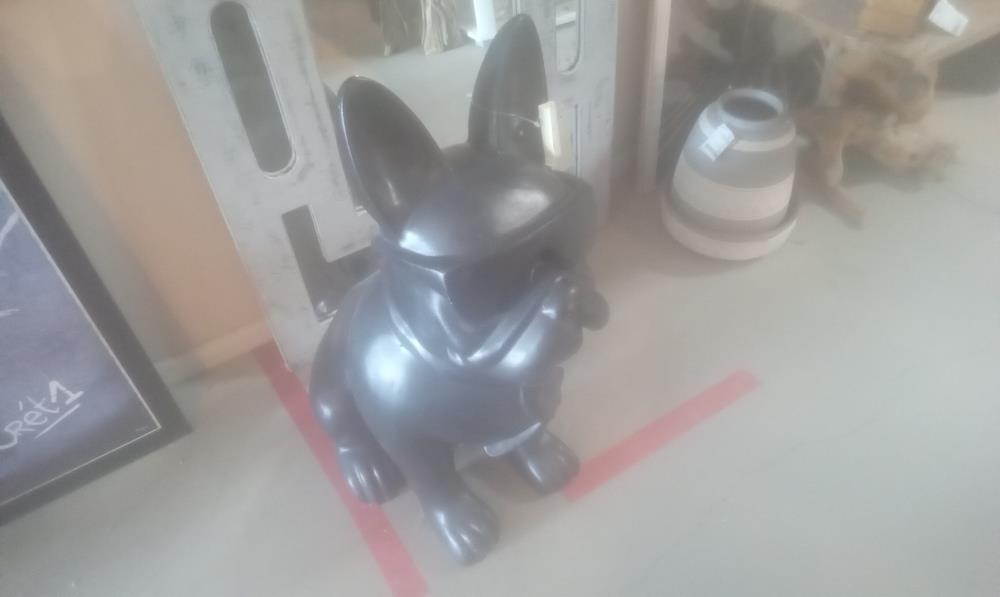 CHIEN EN RESINE NOIRE BOULEDOGUE