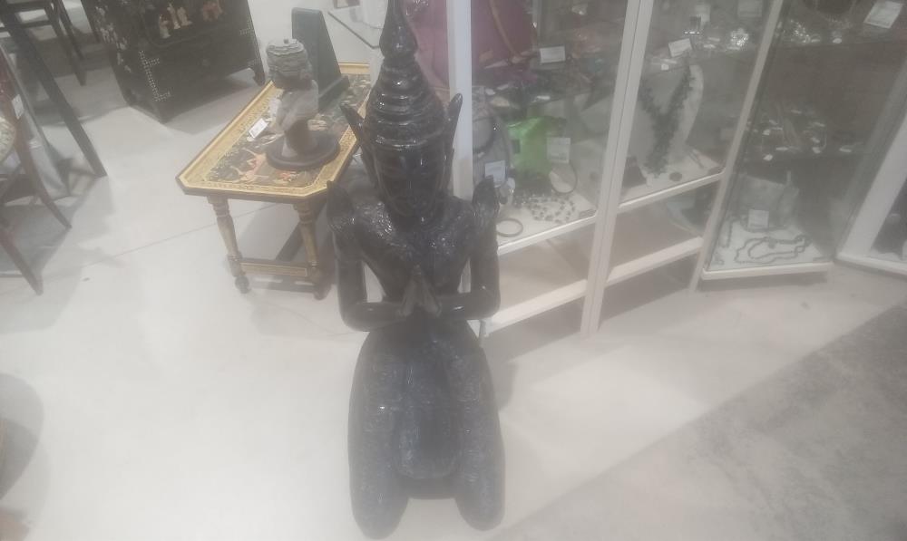 DEESSE EN RESINE 2 TONS ASSISE
