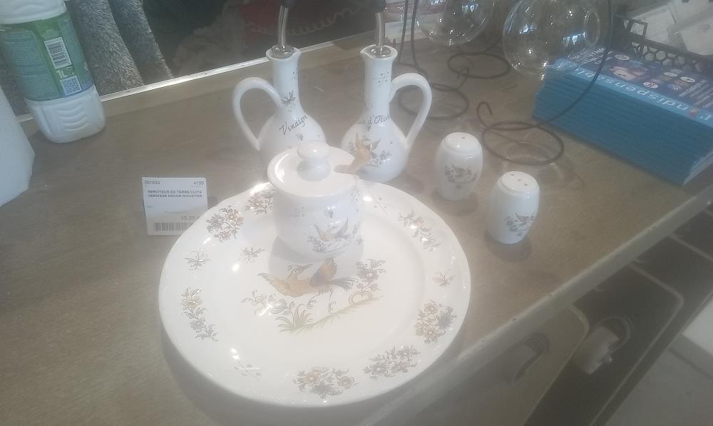 SERVITEUR EN TERRE CUITE VERNISSE DECOR MOUSTIER