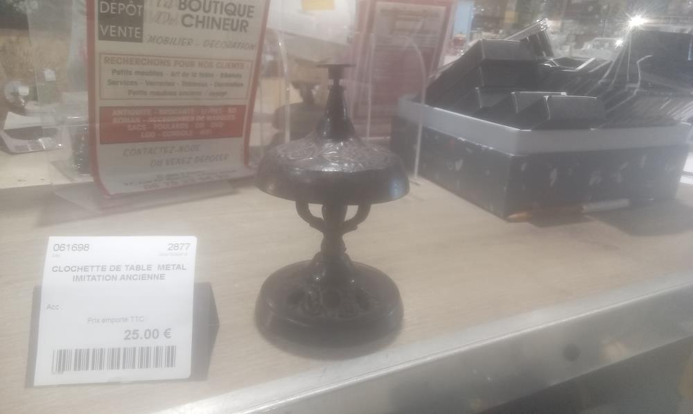 CLOCHETTE DE TABLE  METAL IMITATION ANCIENNE