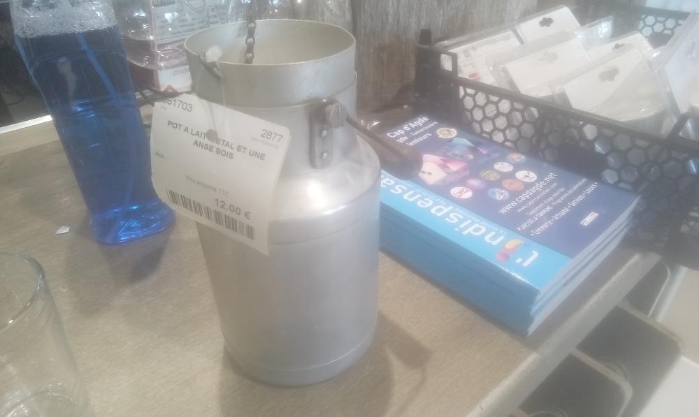 POT A LAIT METAL ET UNE ANSE BOIS