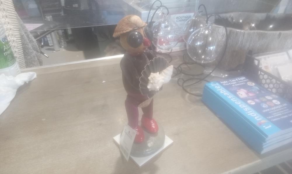 HOMME ARTISANAL AVEC COQUILLAGE SUR SOCLE