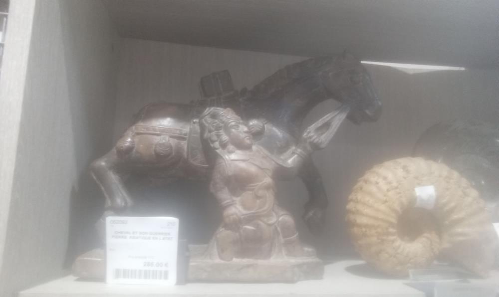CHEVAL ET SON GUERRIER PIERRE  ASIATIQUE EN L ETAT