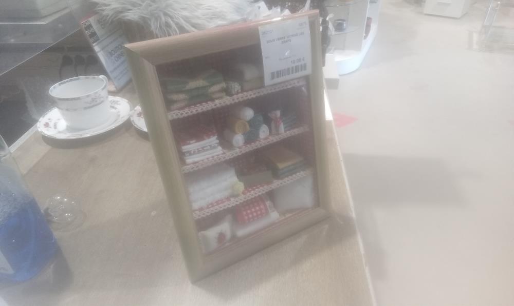 SOUS VERRE  VITRINE LES DRAPS