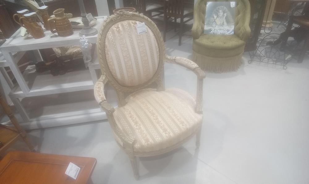 FAUTEUIL STYLE LOUIS XVI TISSUS BEIGE FLEURI