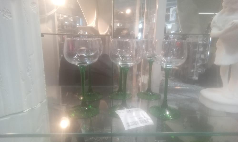 LOT DE 6 VERRES PIED VERT A VIN BLANC