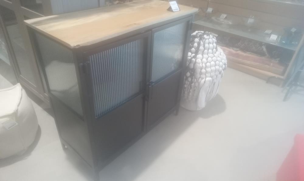MEUBLE 2 PORTES METAL STYLE INDUSTRIEL +PLATEAU BOIS EN L'ETAT