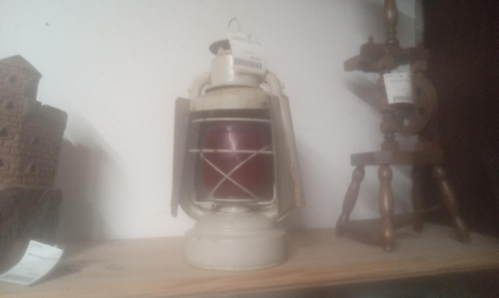 LAMPE A PETROLE VERRE ROUGE METAL BEIGE 1 ANSE