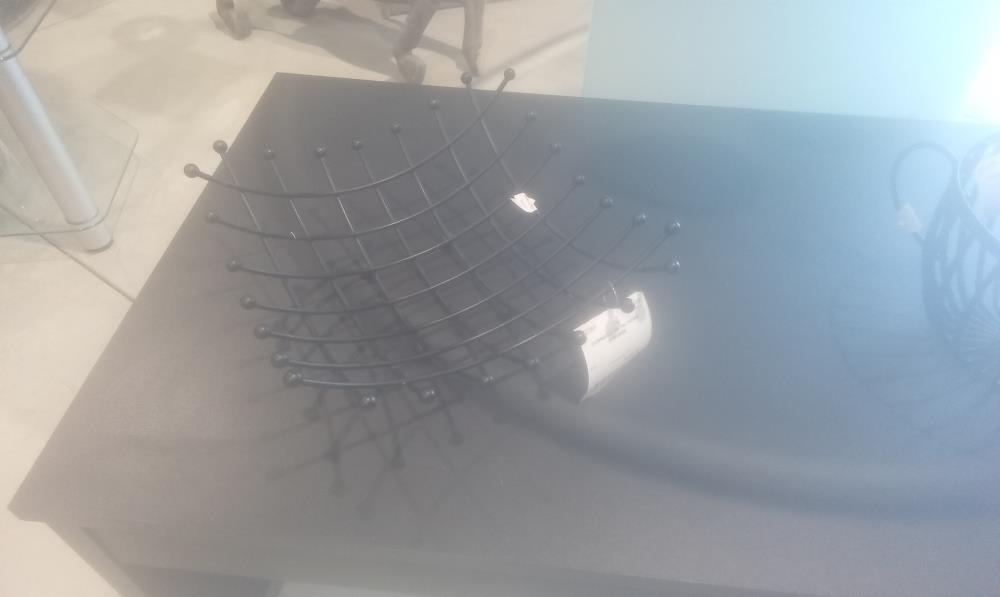 CORBEIILE METAL NOIRE AJOUREE