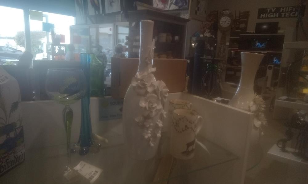 VASE CERAMIQUE FLEUR EN RELIEF BLANC