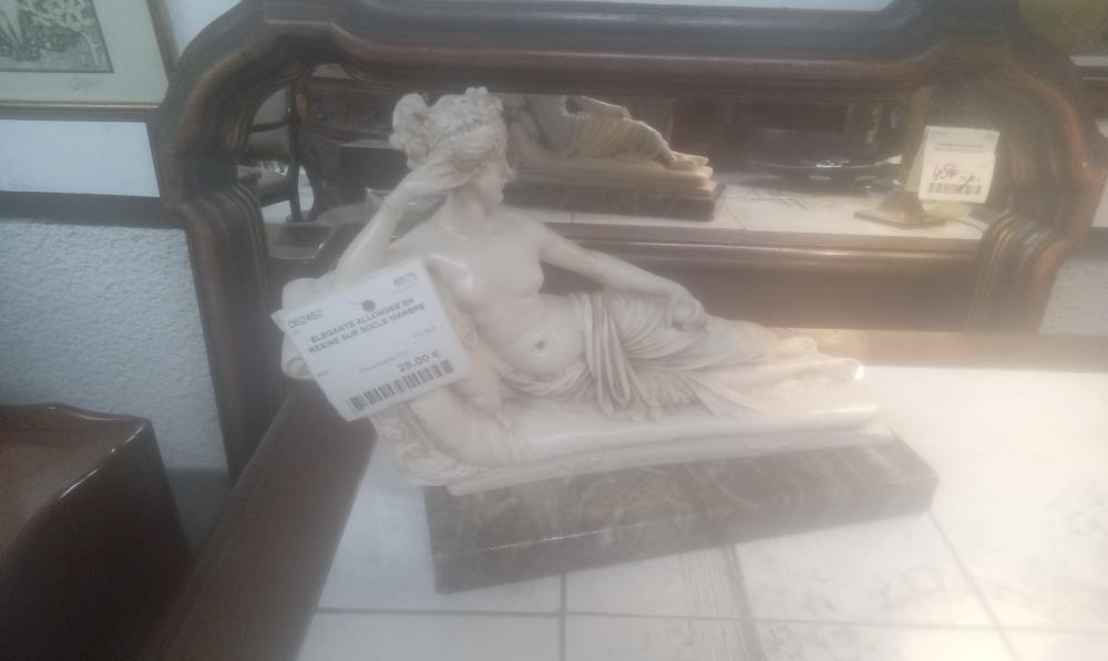 ELEGANTE ALLONGEE EN RESINE SUR SOCLE MARBRE