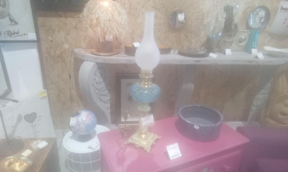 LAMPE A PETROLE ELECTRIFIEE SOCLE BRONZE+ALBATRE+VERRE BLEUE