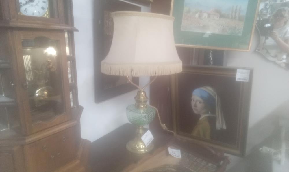 LAMPE A PETROLE ELECTRIFIEE VERRE ET LAITON